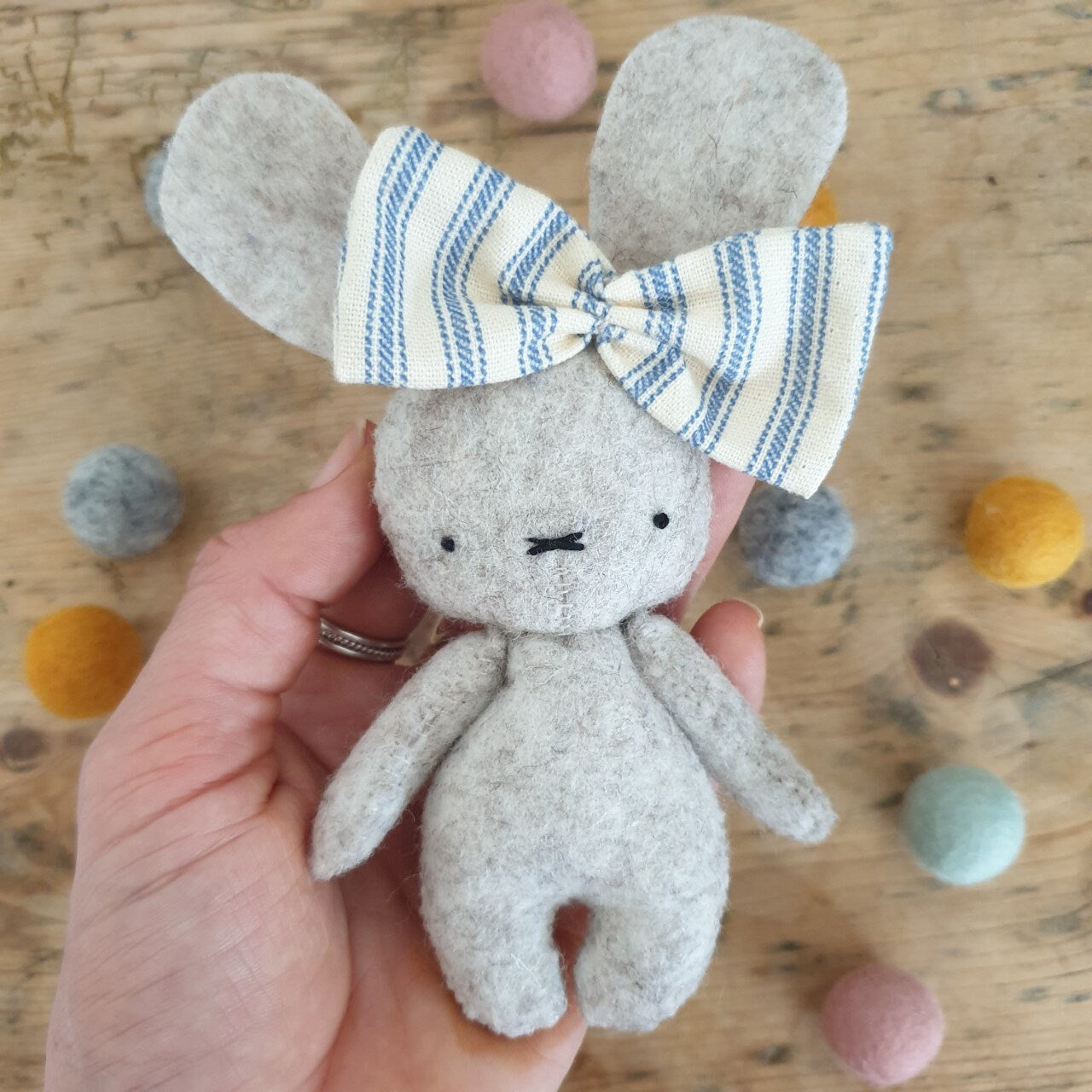 Bunny with a bow PDF pattern + tutorial